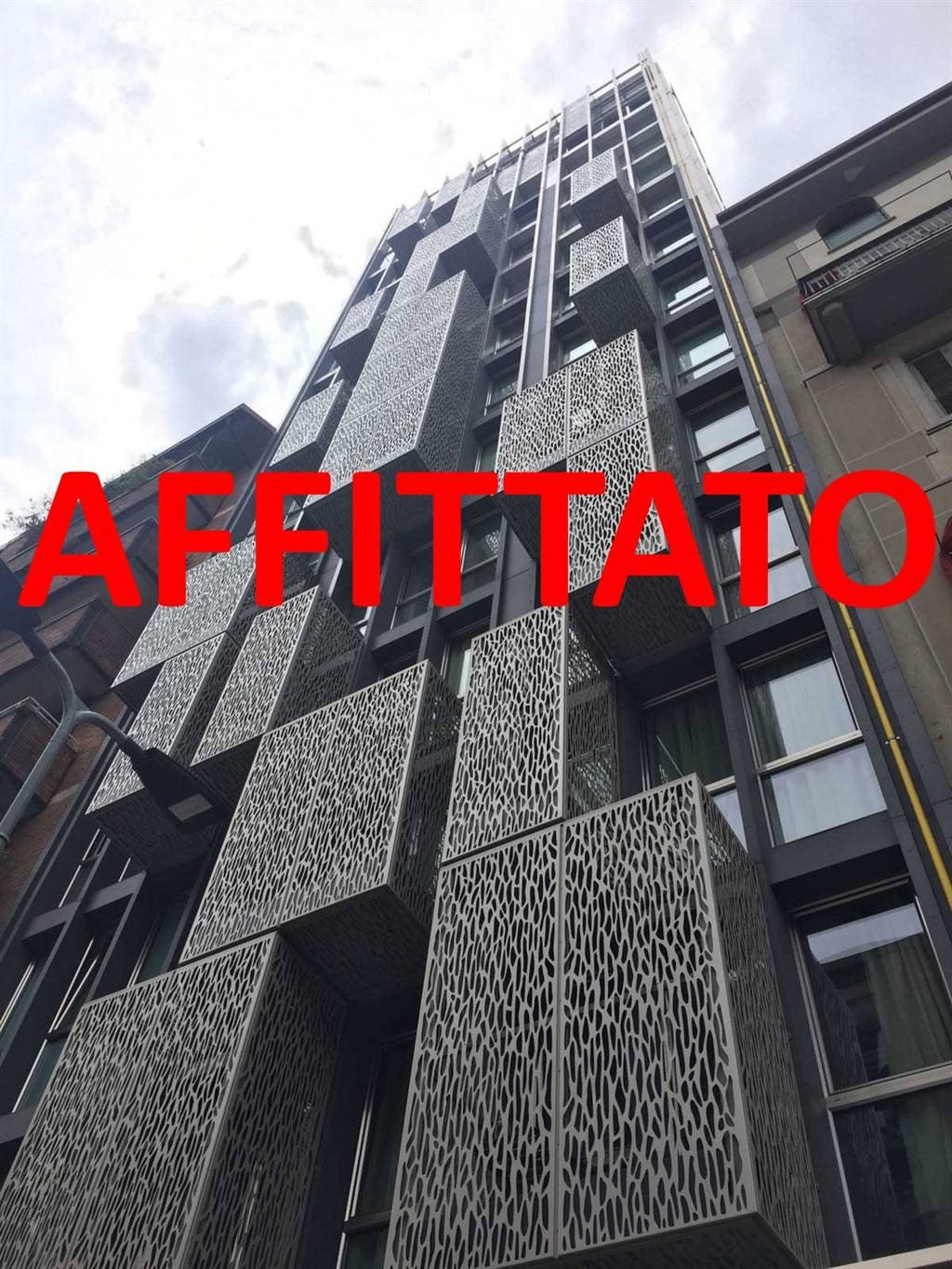 MM5 Zona Isola, ampio monolocale arredato e corredato. locabile solo per brevi periodi da 6 a 12 mesi. € 1.200 mensili spese e utenze incluse