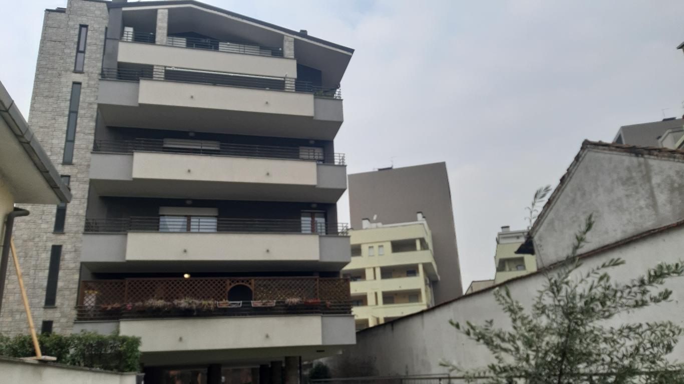 Ad.nze Viale Certosa: ampio bilocale con ampio terrazzo.  € 1.150 mensili spese incluse