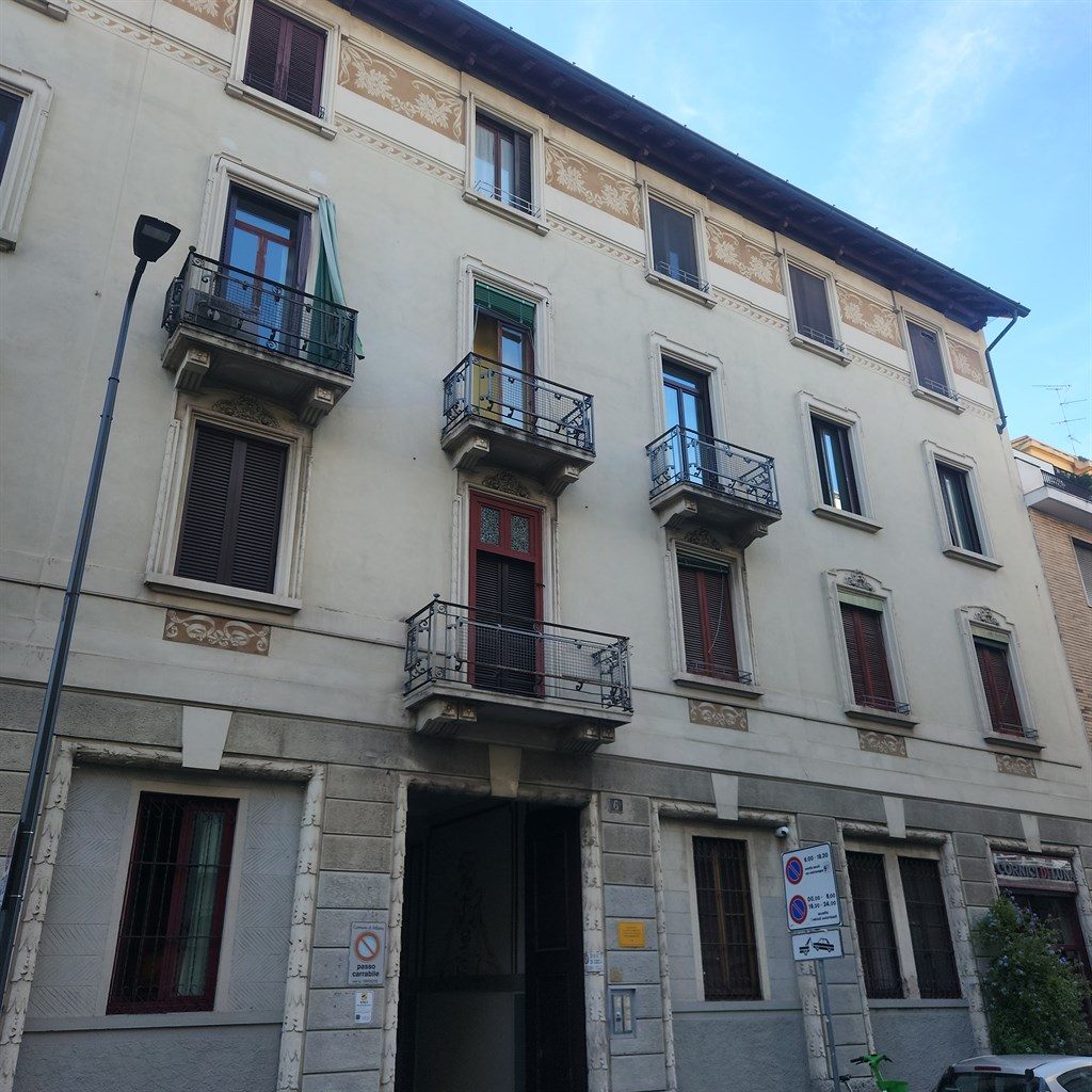 Zona Isola, Trilocale arredato. € 1.500 mensili spese incluse