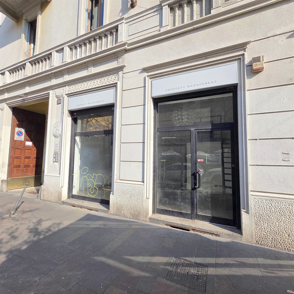 Zona Isola: Negozio a 2 luci fronte strada. € 4.000 oltre spese condominiali