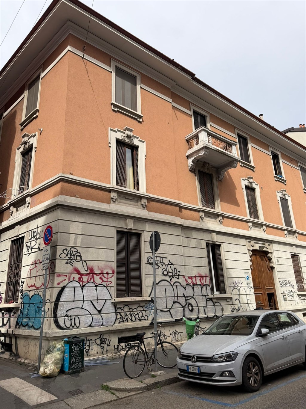Zona Isola, trilocale arredato e corredato. Locabile solo per brevi periodi da 6 a 12 mesi.