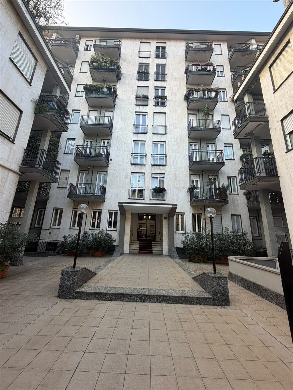 ZONA ISOLA – AMPIO MONOLOCALE RISTRUTTURATO DI 47 MQ. € 310.000